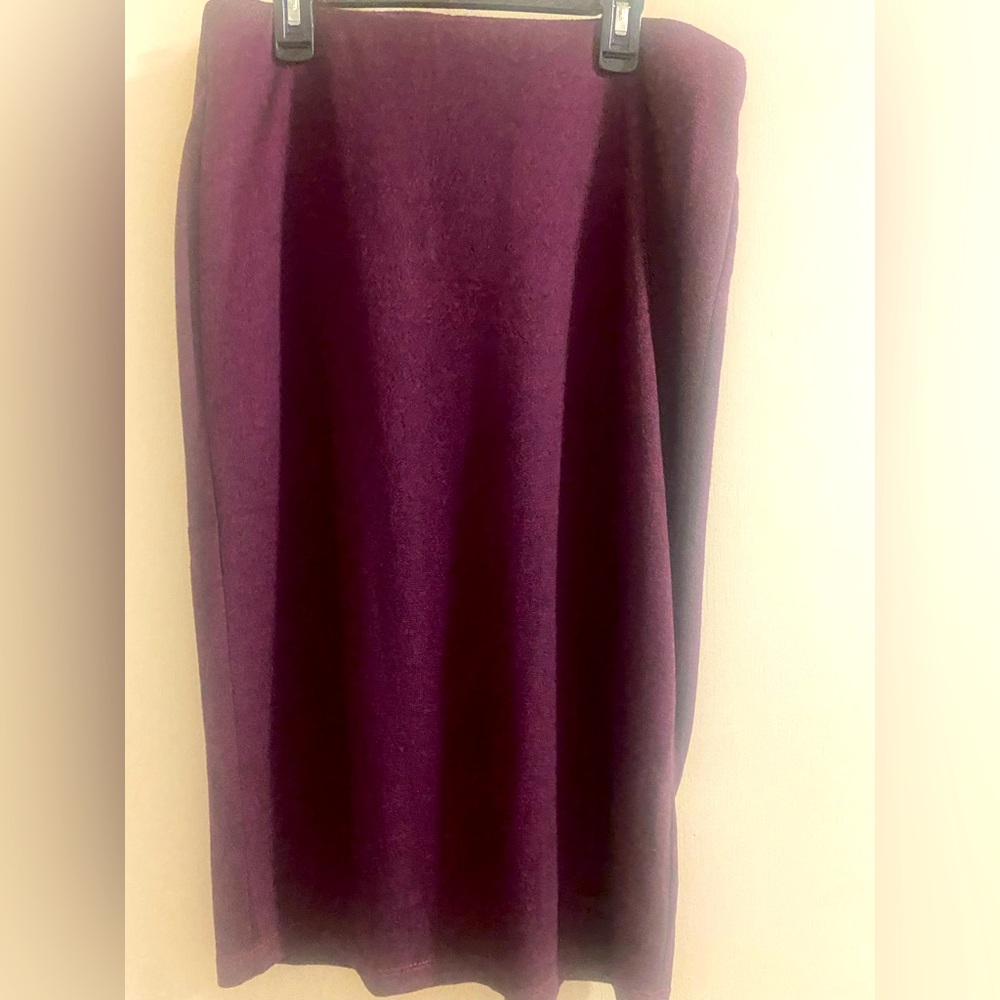 Knee length skirt, size Medium